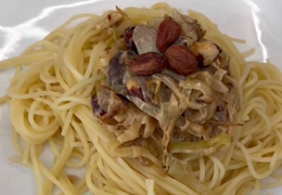 Spaghetti poireaux champignons et noisettes torréfiées